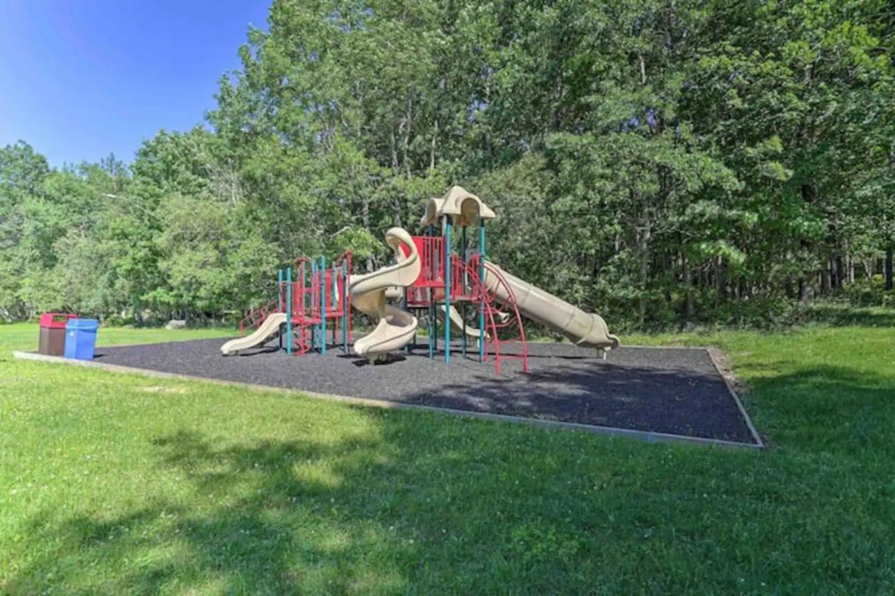 Fun Home 4 Endless Enjoyment With Game Room & Hot Tub Long Pond Extérieur photo